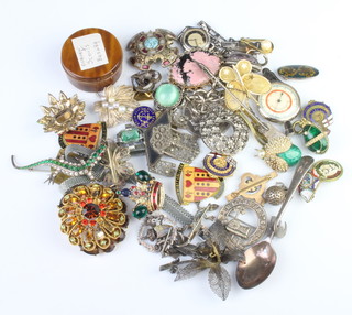 A  quantity of vintage and other costume jewellery 