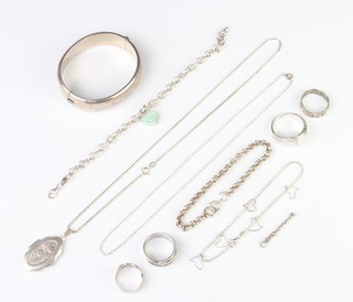 A silver bracelet and minor silver jewellery 