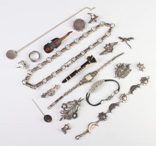 A silver necklace and minor silver jewellery 