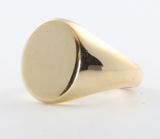 A gentleman's 9ct yellow gold signet ring size Q, 12.3 grams 