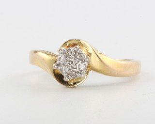 A 9ct yellow gold diamond cluster ring, size M 1/2, 2.1 grams
