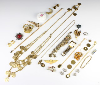 A quantity of vintage costume jewellery 