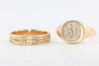 A gentleman's 9ct yellow gold wedding band, size V and a signet ring size X, 14.5 grams 