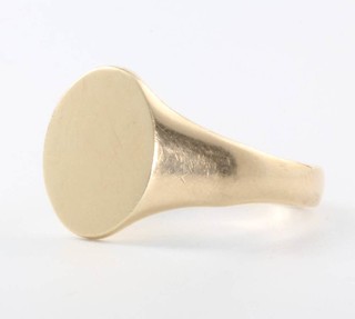A gentleman's 9ct yellow gold signet ring, size V, 6.3 grams
