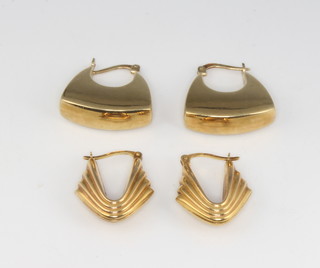 Two pairs of 9ct yellow gold earrings 5.9 grams