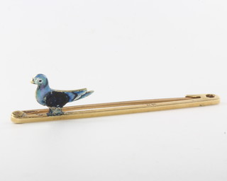 A 15ct yellow gold and enamelled pigeon bar brooch, 3.1 grams