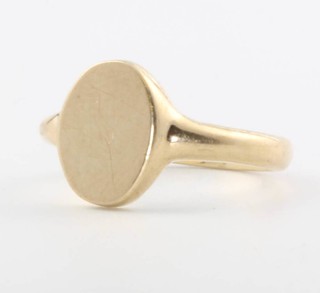 A 9ct yellow gold oval signet ring size K, 3.5 grams