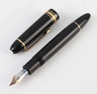 A gentleman's Montblanc fountain pen with 14ct nib 