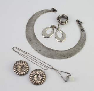A silver necklace and minor silver jewellery, 152 grams