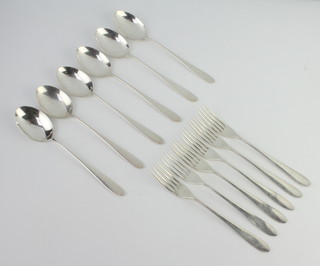 A set of 6 silver dessert forks and spoons, Sheffield 1961 and 1962, 493 grams 