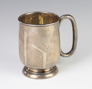 A silver mug with chased armorial Sheffield 1935 190 grams, 10cm 