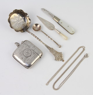 An Edwardian silver vesta Birmingham 1909, a trowel bookmark and minor items, weighable silver 56 grams 