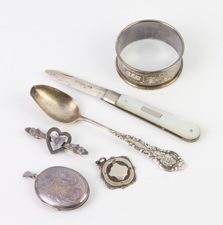 A silver napkin ring with engraved decoration, a fruit knife and minor items, weighable silver 35 grams