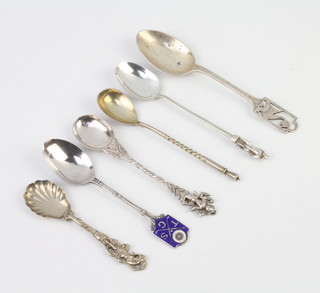 An Edwardian silver teaspoon with Nelson finial and 5 other spoons, 94 grams