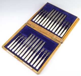 A set of 12 silver and mother of pearl dessert eaters, London 1915, contained in an oak canteen 