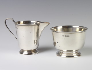 An Art Deco silver cream jug and sugar bowl Sheffield 1939, 189 grams
