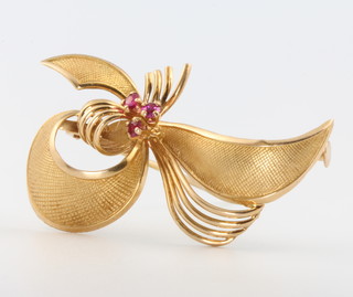 An 18ct yellow gold ruby ribbon brooch 4.9 grams, 40mm 
