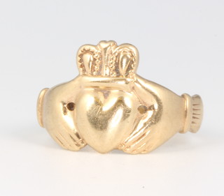 A gentleman's 9ct yellow gold Claddagh ring size Q 1/2, 5.2 grams 