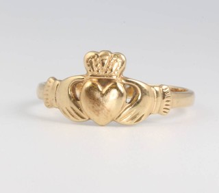 A lady's 9ct yellow gold Claddagh ring, size P 1/2, 2.1 grams
