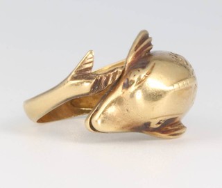 A 15ct yellow gold dolphin ring, size H, 5.1 grams 