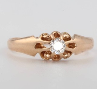 A gentleman's 18ct yellow gold 3 stone diamond ring, size O 1/2, 5.5 grams