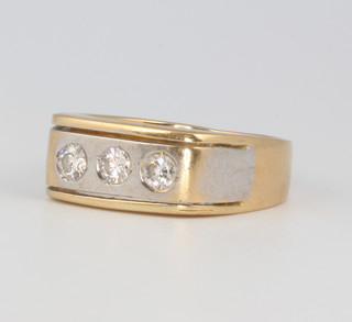 A gentleman's 18ct yellow gold 3 stone diamond ring approx. 0.75ct, size W, 9.3 grams