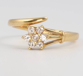 An 18ct yellow gold diamond set daisy ring size 2.5 grams 