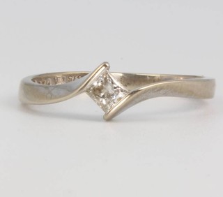 A 9ct yellow gold princess cut single stone diamond ring approx 0.25ct, size T, 1.8 grams