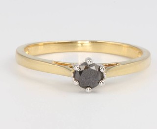 An 18ct yellow gold single stone sapphire ring, size T 1/2, 3.1 grams
