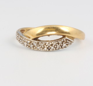 An 18ct yellow gold crossover diamond ring, size M, 2.5 grams