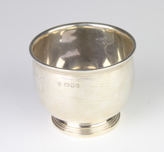 A silver pedestal bowl of plain form, London 1939, 112 grams