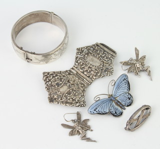 A silver hollow bracelet and minor silver jewellery, 109 grams