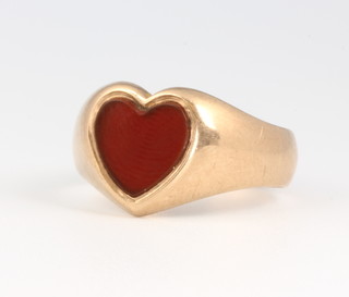 A gentleman's 9ct yellow gold cornelian ring with heart shaped stone, size Q, 5.7 grams 