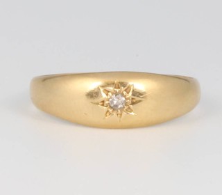 A gentleman's 18ct yellow gold single stone diamond ring, size O, 2.8 grams
