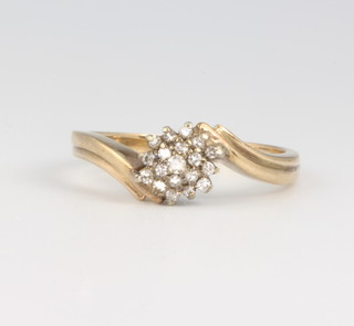 A 9ct yellow gold cross-over cluster ring, size p, 3 grams 