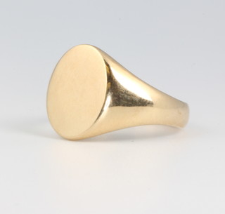 A gentleman's 9ct yellow gold signet ring, size N, 7.5 grams