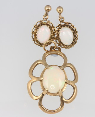 A 9ct yellow gold opal pendant and earrings 