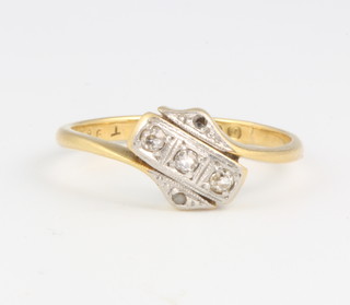 An 18ct yellow gold Edwardian crossover 3 stone diamond ring, size L 