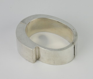 A stylish silver sprung Art Deco style bangle 96 grams