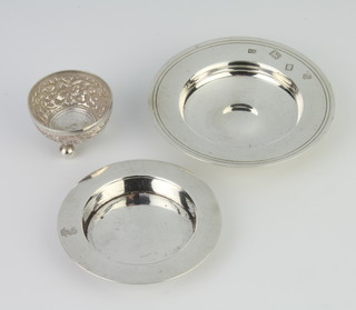 A silver Armada dish London 1973, another dish and a salt, 148 grams