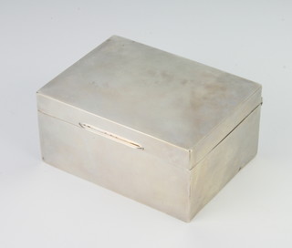 A silver rectangular cigarette box London 1913, 12 cm
