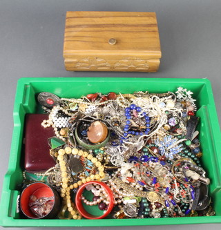 A collection of minor costume jewellery 