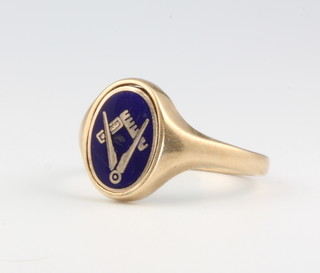 A gentleman's 9ct yellow gold Masonic and enamelled swivel ring, size S, 5.9 grams