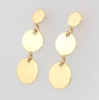 A pair of 18ct yellow gold disc hung earrings 1.6 grams