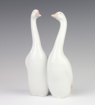 A Lladro group of 2 geese no.8039 20cm 