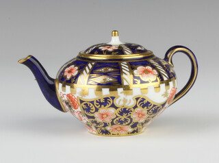 A Royal Crown Derby Imari pattern teapot 10cm 