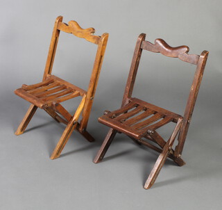 A pair of child's Edwardian mahogany slatted folding chairs 56cm h x 39cm w x 29cm d  