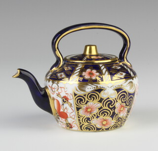 A Royal Crown Derby Imari pattern tea kettle 6cm 