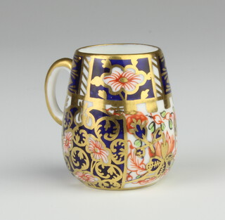 A Royal Crown Derby Imari pattern baluster mug 3cm 