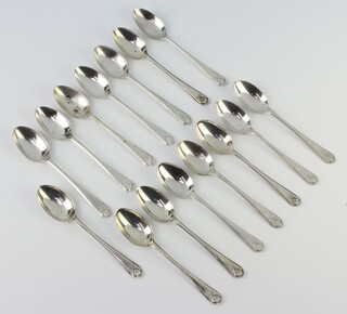 A set of 15 silver teaspoons with golfing handles, Sheffield 1933, 204 grams 